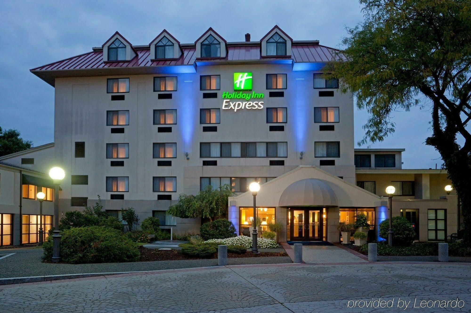 Holiday Inn Express Boston-Waltham By Ihg Екстер'єр фото